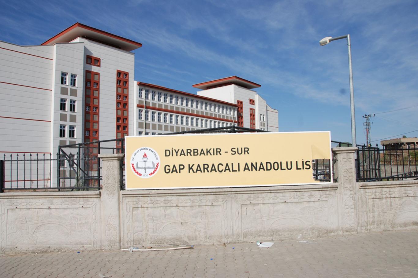 Ders kitaplarını alamayan öğrenci ve velilerden tepki Ders kitaplarını alamayan öğrenci ve velilerden tepki